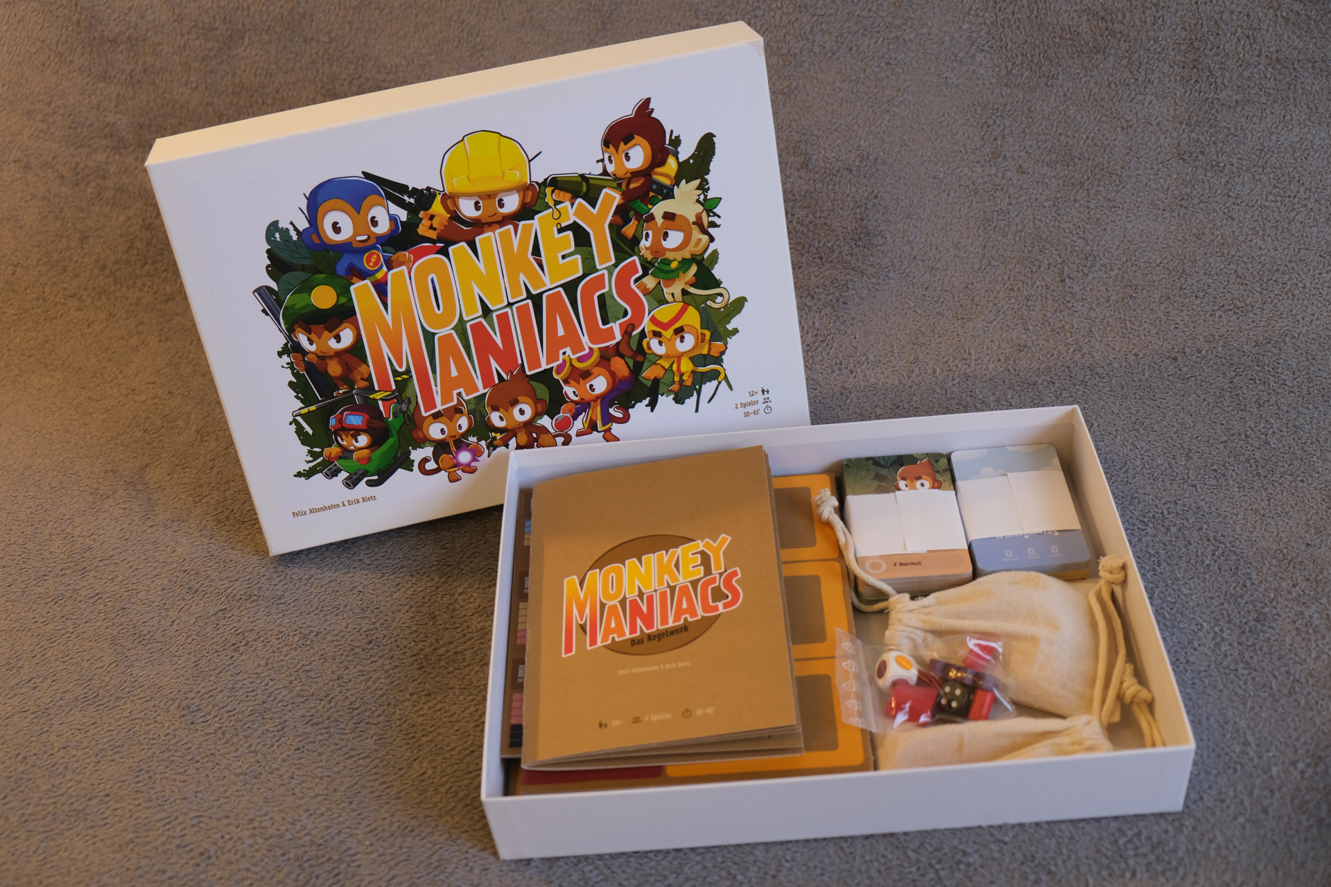 Die Aufbewahrungsbox mit allen analogen Komponenten des Spiels.